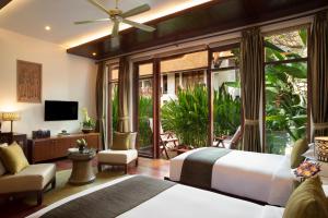 暹粒吴哥安纳塔拉度假酒店的一间卧室设有两张床和大窗户