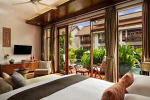 暹粒吴哥安纳塔拉度假酒店的一间卧室设有一张床和一个大窗户