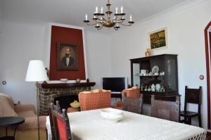 扎哈拉Casa de Belén的客厅配有桌子和壁炉
