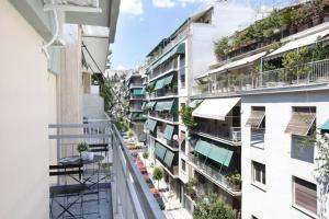 雅典Zan Moreas, A simple & minimal apartment的公寓大楼的阳台种植了植物