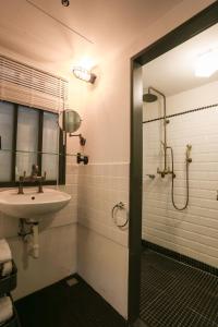 台北Hotel PaPa Whale的一间带水槽和淋浴的浴室