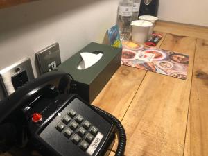 台北Hotel PaPa Whale的桌子上装有苹果鼠的电话
