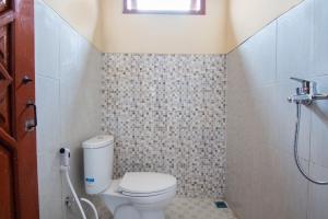 拉旺SPOT ON 2689 Safira Family Residence Syariah的一间带卫生间和淋浴的小浴室
