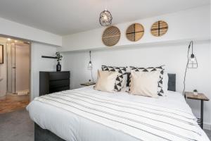 艾尔Granary Suite No22 - Donnini Apartments的卧室配有带枕头的大型白色床