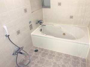 东京Hotel NewMie (Adult Only)的浴室设有白色浴缸。