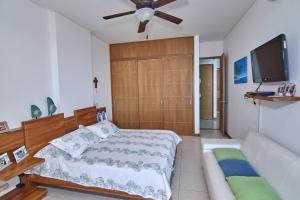 科韦尼亚斯Hermoso Apartamento Frente al Mar 2 Habitaciones PAZ146的一间卧室配有一张床和一台平面电视