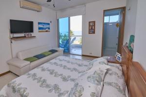 科韦尼亚斯Hermoso Apartamento Frente al Mar 2 Habitaciones PAZ146的客厅配有床、沙发和电视