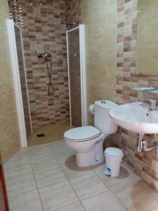 奇克拉纳－德拉弗龙特拉拉坎帕旅馆的浴室配有卫生间、淋浴和盥洗盆。