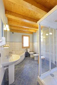 尚波吕克利丝波耶酒店的带浴缸、卫生间和盥洗盆的浴室