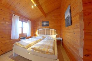 多鲁姆纽菲尔德Ferienhaus Nordsee的小木屋内一间卧室,配有一张床