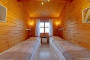 多鲁姆纽菲尔德Ferienhaus Nordsee的小木屋内带两张床的房间