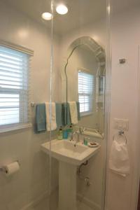 洛杉矶Venice Beach Apartments Monthly rents的浴室配有盥洗盆和带镜子的淋浴