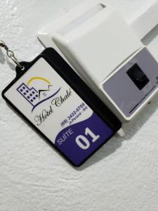 吉巴拉那Hotel Chalé Ji-Parana的床上的手机,带钥匙链