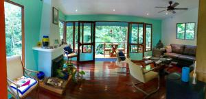 纽沃阿雷纳尔阿瓜酒店的客厅配有沙发和椅子