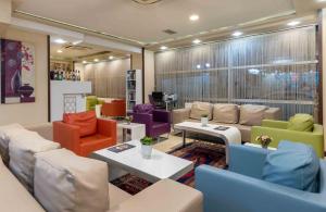 迪亚巴克尔迪斯酒店的客厅配有色彩缤纷的椅子和沙发