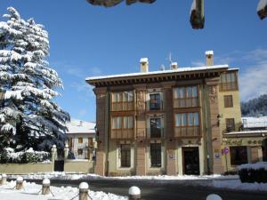 仕格莱Palacio Azcárate Hotel的前面有一棵雪覆盖的树