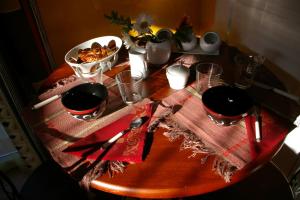 Le SolerMas Uranie的一张木桌,上面有红色的桌布,上面有一盘食物