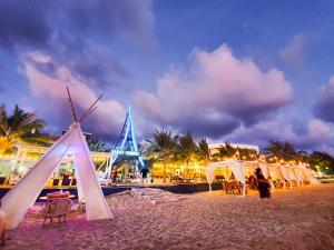 柴老海滩Saint Tropez Beach Hotel的一群晚上在海滩上的帐篷
