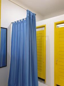 圣吉吉尼帕别墅 的一间设有蓝色窗帘和黄色门的房间