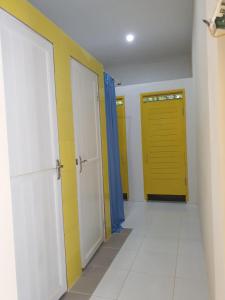 圣吉吉尼帕别墅 的走廊上设有两扇门和一扇黄色的门