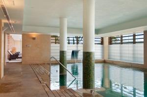 托莱多欧洲之星布埃纳维斯塔宫酒店的一座建筑物内一座带柱子的游泳池