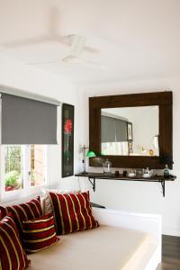 圣塔克里斯蒂纳阿鲁Suite Garden House的带沙发和镜子的客厅