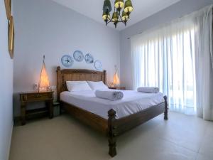 赫尔格达Exotic Retreat 2 BR Apartment in Water Side Lagoon Pool的一间卧室设有一张大床和一个窗户。
