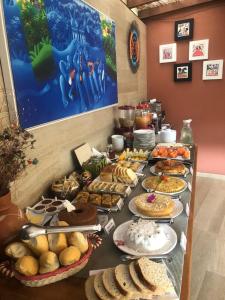 莫罗圣保罗巴伊亚贝拉旅馆的填满了各种食物的桌子