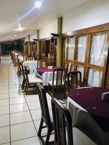 萨莫拉-德伊达尔戈HOTEL JERICO的餐厅里一排桌椅