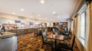 RiverwoodsHoliday Inn Express & Suites Chicago-Deerfield Lincolnshire, an IHG Hotel的一间带桌椅的餐厅和一间酒吧