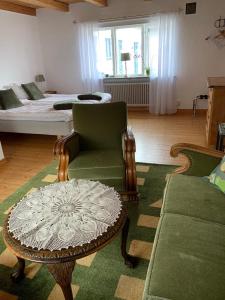Hammenhög拉瓦科拉住宿加早餐旅馆的客厅配有床、椅子和桌子