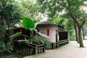 三义卓也小屋 的一个小房子,设有门廊和木甲板