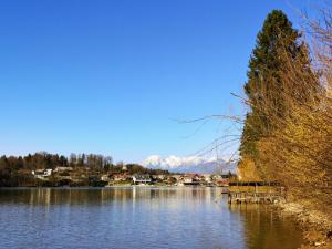 梅德沃代Zbilje Lake House的一座带码头的湖泊和山脉