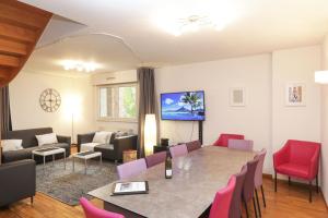 科尔马沃邦科尔马尔公寓的客厅配有桌椅和沙发