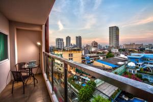 曼谷沙吞目标酒店的市景阳台