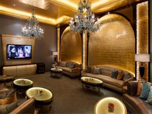 北京北京昆仑饭店的带沙发和电视的大型客厅
