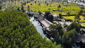 库德岛Escape Life Koh Kood的享有河流的空中景色,拥有建筑和树木