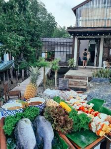库德岛Escape Life Koh Kood的盛满蔬菜和水果的桌子
