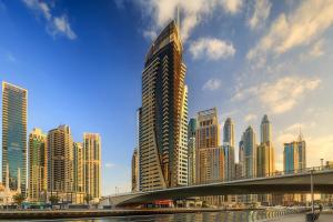 迪拜Dusit Princess Residences Dubai Marina的城市天际线,高楼和桥梁