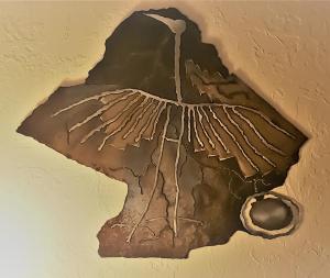 布兰丁Stone Lizard Lodge的天花板上一幅叶子画
