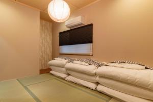 大阪Bijou Suites Miyabi的客厅配有一排皮沙发