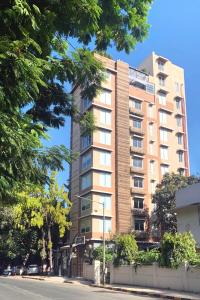 孟买Theory9 Premium Service Apartments Bandra的街道边的高楼