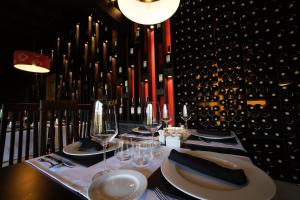 埃尔蓬特因苏拉皇家旅馆的酒窖里的桌子,上面放有盘子和酒杯