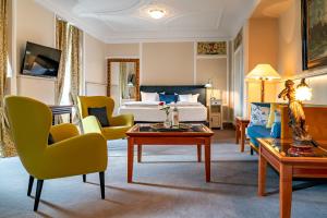 特拉本特拉巴赫贝勒沃罗曼蒂克乔根德斯特酒店的酒店客房设有床和客厅。
