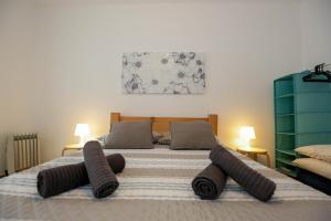 大里贝拉Casa do Califórnia的一间卧室配有一张带两个枕头的床