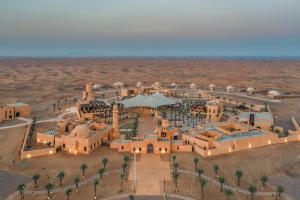 沙迦Al Badayer Retreat by Sharjah Collection的沙漠村庄的空中景观