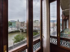 毕尔巴鄂Piso Señorial con vistas a la ria by Urban Hosts的从窗户可欣赏到河流美景