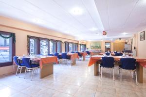 巴塞罗那HOTEL FORNOS - Barcelona的一间配备有桌子和蓝色椅子的用餐室