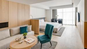 高雄晶英国际行馆 的酒店客房,配有床和沙发