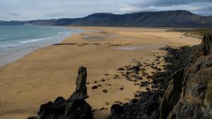 Bíldudalur海港住宿加早餐旅馆的享有岩石海滩和大海的景色